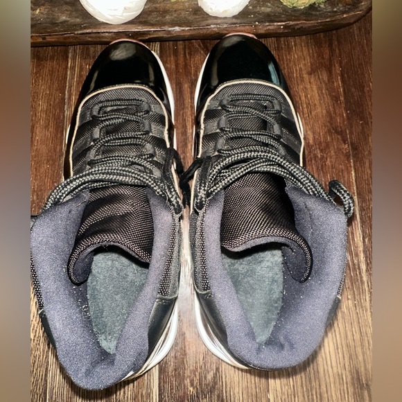 Air Jordan Retro 11 Mid Bred Sneakers (Beaters) - Picture 8 of 14